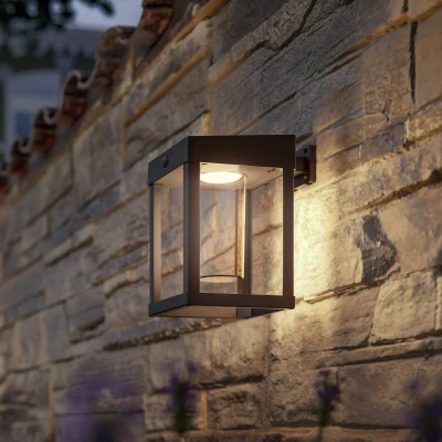 Imagen de Philips Lighting Aplique pared Exterior Ultraeficiente Camill, alimentación solar, formato cuadrado, 1.4W, 3000K, negro, clear, sensor movimiento, resistente intemperie IP44
