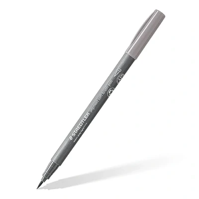 Imagen de STAEDTLER Soft Brush Pen Pigment Arts, color gris claro cálido, punta de pincel suave para ancho línea variable, resistente al agua, secado rápido, 10 rotuladores en estuche cartón, 372 840