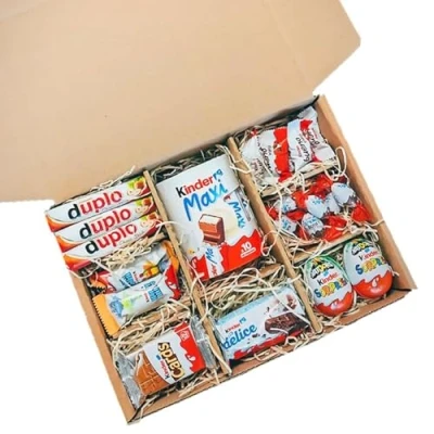 Imagen de Cestas de chocolate Kinder. Regalo original para amantes del Kinder Bueno, Cards, Ferrero Rocher y las barritas (Maxi)