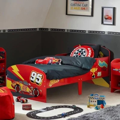 Imagen de Disney Cars Rayo Mcqueen Cama para niños pequeños: construcción robusta de madera manufacturada, laterales protegidos, listones madera, se adapta a colchones 140 x 70 cm (colchón no incluido)