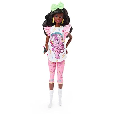 Imagen de Barbie Signature Rewind Fiesta de pijamas Muñeca afroamericana con ropa retro y accesorios, juguete colección, regalo +16 años (Mattel HJX19)