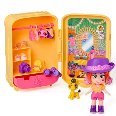 Imagen de KOOKYLOOS Jane’s Suitcase Maleta para muñecas con más de 14 accesorios moda y muñeca exclusiva 3 expresiones divertidas. Incluye ropa, zapatos, perchas una mascota