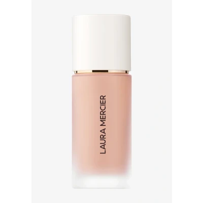 Imagen de Laura Mercier base de impermeable y perfeccionadora sin peso real impecable, arena suave 2C2 para mujeres, 1 onza