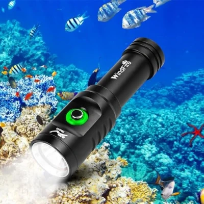 Imagen de WINDFIRE Linterna de Buceo, IPX8 Impermeable, Profesional Submarina con Indicador Potencia, Luz Buceo Sumergible Baterías Recargables y Cargador
