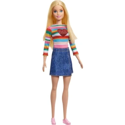Imagen de Barbie Cosa de Dos Malibu Muñeca Rubia con Jersey arcoíris corazón y Falda Vaquera, Juguete +3 años (Mattel HGT13)