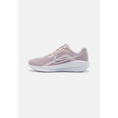 Imagen de Nike Performance Downshifter 13 Zapatillas de running neutras, Mujer, Talla: 44, Platinum violet/white/photon dust Zapatos