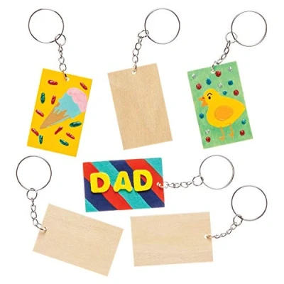 Imagen de Baker Ross Kit de llaveros hechos madera rectangulares para diseñar (Pack 4) Actividad manualidades infantiles decorar y colgar en bolsas
