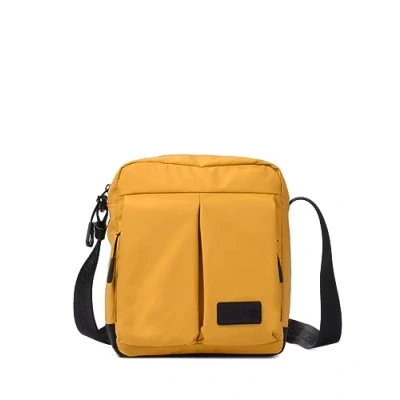 Imagen de KCB Bandolera Mediana de Hombre Skid Diseño Práctico Bolsillos Multiusos Ideal para el Día a Asas Ajustables 100% Vegano Color Mostaza