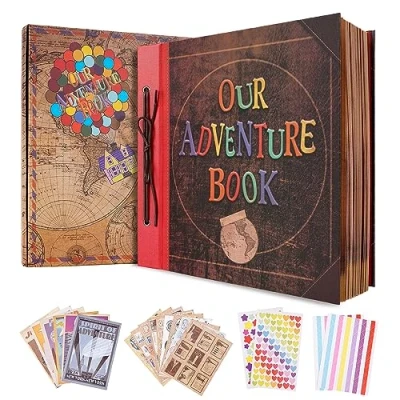 Imagen de Álbum de recortes con la frase Our Adventure Book, cubierta cuero y páginas estilo vintage. Ideal como recuerdo invitados para boda, Navidad, aniversario