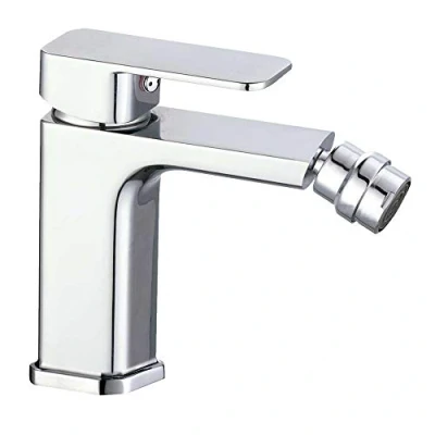 Imagen de Grifo monomando de bidet CHE diseño estilizado y cuadrado. Fabricado en latón acabado cromo brillo. Incluye herrajes, latiguillos cartucho. Repuestos garantizados