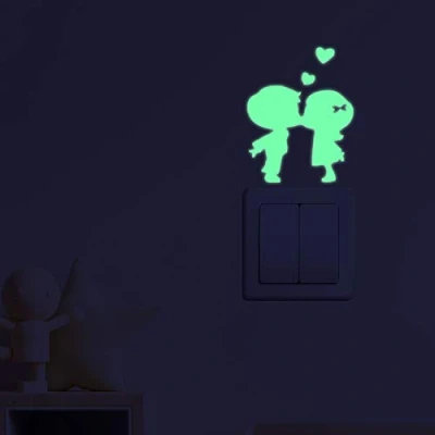 Imagen de Pegatinas de pared BRILLAN EN LA OSCURIDAD. Vinilo decorativo para enchufe o interruptor NIÑOS BESANDOSE. FLUORESCENTES. Láminas luminosas