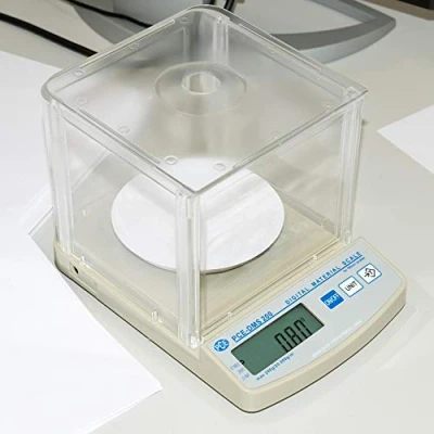 Imagen de PCE Instruments Balanza digital para papel (rangos máximos de 0 ... 20000 g/m² o bien 200 g) DMS