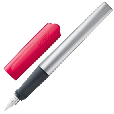 Imagen de Lamy nexx crimson Pluma estilográfica con empuñadura antideslizante y plumín de acero pulido en tamaño A cuerpo triangular aluminio incluye cartucho T 10 azul Diestro