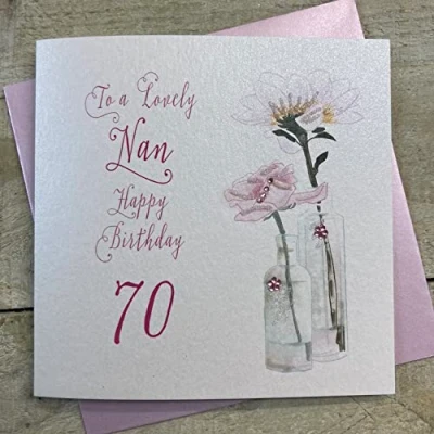 Imagen de WHITE COTTON CARDS bd52 Diente de león 70 &quot;, diseño con Texto Happy Birthday To A Lovely Nan 70&quot; Mano 70º cumpleaños, en inglés, Color Blanco