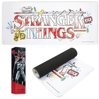 Imagen de Stranger Things Alfombrilla Ratón XXL de 80 x 36 cm Protector Escritorio para PC, Ordenador y Teclado Regalos Niños, Cumpleaños, Navidad (Blanco)