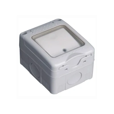 Imagen de Conmutador de superficie estanco 16A/250V IP55, ideal para exteriores. Cuenta con luz indicadora y tapa plástico resistente, garantizando durabilidad seguridad en entornos exigentes.