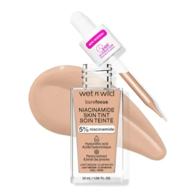 Imagen de Wet n Wild Bare Focus Niacinamide Skin Tint, Base de Maquillaje Cobertura Modulable, Fórmula Ligera Enriquecida con Ácido Hialurónico y Vitamina E para un Look Radiante, Light Medium Sand