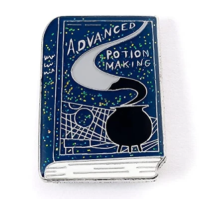 Imagen de Pin oficial de Harry Potter Advanced Potion Making Book por The Carat Shop