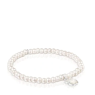 Imagen de TOUS Pulsera Elástica de Perlas Nacar para Mujer con Motivo Oso en Plata Primera Ley 0,9 cm, Clásica y Pura, Colección Icon Color