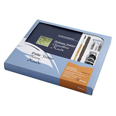 Imagen de Brause 132B un coffret d&#039;appentissage contenant 3 plumes (Bandzug 2 mm et 2,5mm + plume dessin 511B), porte plume, pinceau, flacon d&#039;encre noire Herbin 15 ml livret d&#039;apprentissage