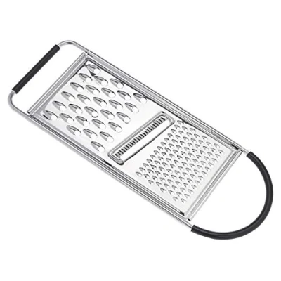Imagen de Amazon Basics Rallador plano rectangular de acero inoxidable para queso y verduras con mango base antideslizantes, apto lavavajillas, Plateado &amp; Negro (anteriormente marca AmazonComercial)