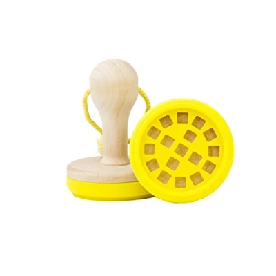 Imagen de SUCK UK Estampador Personalizable para Galletas, Silicona, Yellow, 9.3 cm