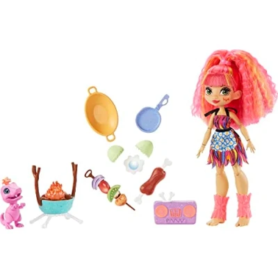 Imagen de Cave Club Wild About BBQs Conjunto de Barbacoa con muñeca, Mascota y Accesorios para niños niñas +4 años (Mattel GNL96)