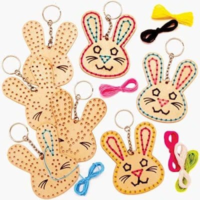 Imagen de Baker Ross Conejo de Pascua Llaveros Madera Paquete 5, para Niños (AT422)