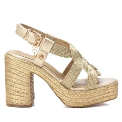 Imagen de XTI Sandalia Mujer Oro Calzado Cómodo y Versátil Moda casual Modelo 14406401 (Talla 40)
