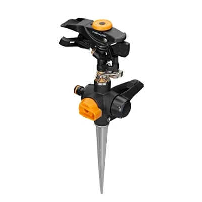 Imagen de Fiskars Aspersor pulsante Con piquete para suelo, válvula On/Off, Tamaño universal, Alcance Ø 26 m, Negro/Naranja, 1027029
