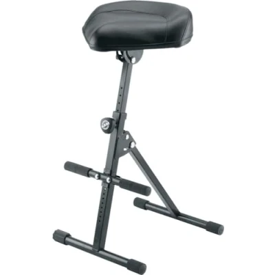 Imagen de K&amp;M 14047 Sit Stand negro, con resorte de gas, en acero y símil piel plegable reposapiés