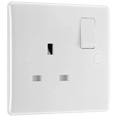 Imagen de BG Electrical 821 01 Toma de corriente un solo interruptor, moldeado en blanco, 13 amperios