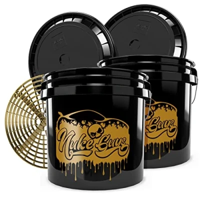 Imagen de Nuke Guys Golden Bucket Fallout Used Look Edition 2 cubos de lavado GritGuard 13 l, Cubo basura dorado + tapas negras coche con colador para coches