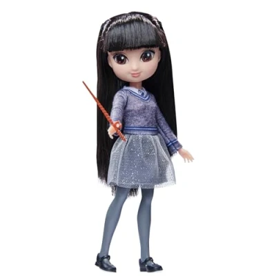 Imagen de HARRY POTTER WIZARDING WORLD MUÑECA Cho chang 20CM Figura Articulada con Varita y Uniforme Hogwarts 6061837 Juguetes Niños 5 Años +