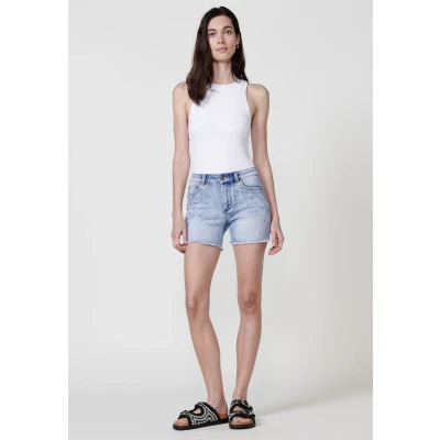 Imagen de Jeans short elástico push up de tiro medio y cinco bolsillos con cierre cremallera botón metálico detalle brillos en bajo deshilachado para mujer color azul claro