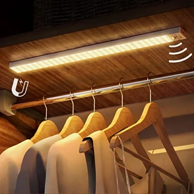 Imagen de OUILA Luz LED Armario con Sensor de Movimiento, 2500mAh USB Recargable Adhesiva 84 LEDs 4 Modos 43CM Nocturna Magnética Luces para Armario, Gabinete, Pasillo, Escaleras, Cocina