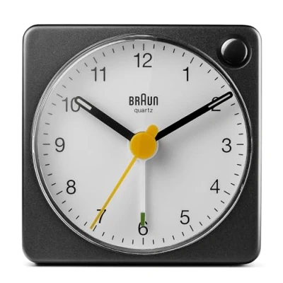 Imagen de Braun Reloj Despertador de Viaje analógico clásico función repetición e iluminación, tamaño Compacto, Movimiento Cuarzo silencioso, Alarma por pitido en Crescendo Blanco y Negro, BC02XBW