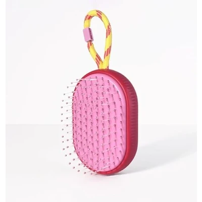 Imagen de Beter Cepillo detangling On the Go ROSA. Tamaño compacto ideal viaje con cordón para colgar, fabricado plástico reciclado.