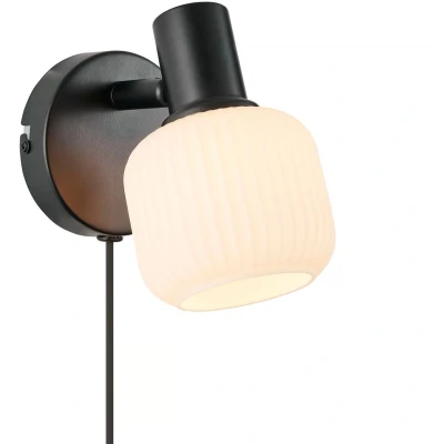 Imagen de Nordlux Milford Mini aplique de pared, negro, cristal estriado, con enchufe