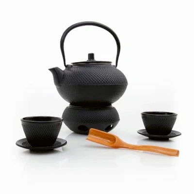 Imagen de Juego de té Lumaland 8 piezas tetera hierro fundido 1,4 litros Tetsubin y calentador tetera, 2 tazas &amp; posavasos cuchara medidora bambú colador acero inoxidable