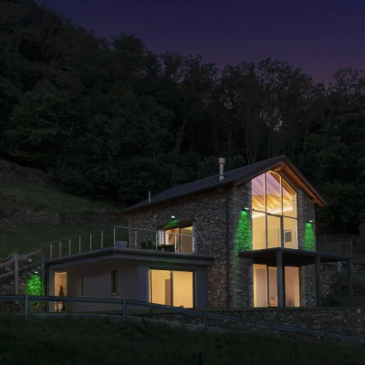 Imagen de LEDVANCE WIFI Smartes High Power Flutlicht, dunkelgrau, 100W, 8000lm, regulierbares Farblicht &amp; Weißlicht, dimmbar, App steuerbar, inklusive Befestigungszubehör, IP65 Schutzklasse, RGBW