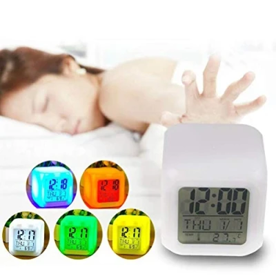 Imagen de GOODS+GADGETS Reloj Despertador con Leds Luminosos, Calendario, Pantalla de Hora y Temperatura; en Forma Cubo