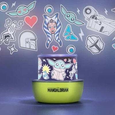 Imagen de Luz de proyección Mandalorian Producto oficial Star Wars, lámpara ambiente Grogu The Child con escenas intercambiables, nocturna para pared y techo, regalo niños