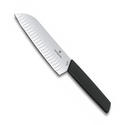 Imagen de Victorinox Swiss Modern, cuchillo Santoku profesional, hoja extra afilada, filo dentado, 17 cm, mango de plástico, acero inoxidable, negro