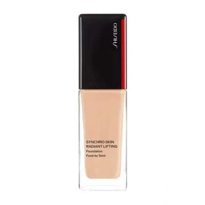 Imagen de Shiseido Synchro Skin Radiant Lifting Base de maquillaje 220 Linen