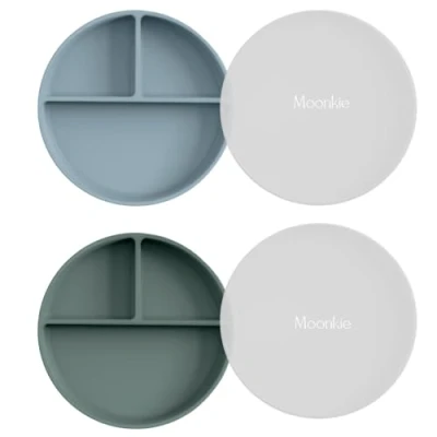 Imagen de Moonkie Platos de succión para bebés y niños pequeños divididos silicona sin BPA con tapa Aptos microondas lavavajillas 2 Pack (Ether/Sage)
