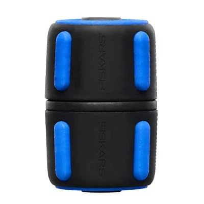 Imagen de Fiskars Reparador de mangueras, Con puntos contacto SoftGrip y sistema codificación por colores, Tamaño universal, Ø 1,3 1,5 cm (1/2 5/8&#039;&#039;), 17 g, Negro/azul, 1027064