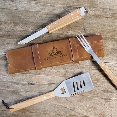 Imagen de Utensilios de Barbacoa en Estuche Personalizado Set Cuero Grabado con tu Nombre o Texto (Marrón)
