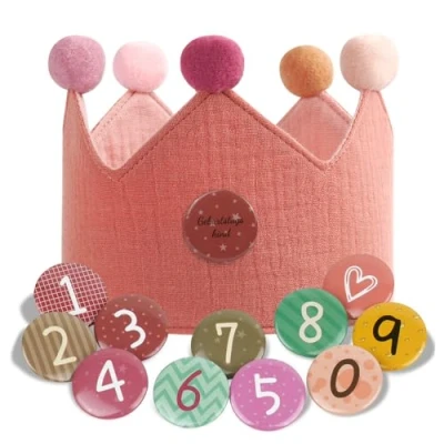 Imagen de URAQT Corona Cumpleaños, Primer Cumpleaños con Números Intercambiables del 0 al 9, 1 Año Ajustable Aniversario Años o Meses, Decoracion de Fiesta, Rosado