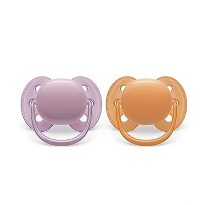 Imagen de Philips Avent Ultra Soft Soother: 2 chupetes suaves y flexibles para bebés de 6 a 18 meses, sin BPA con funda transporte esterilizadora (modelo SCF091/33)